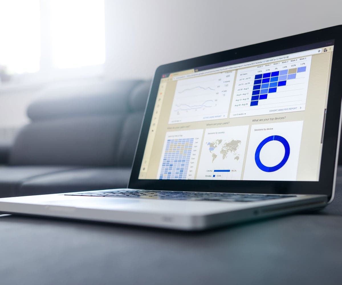 Tableau de bord de monitoring avec carte et indicateurs